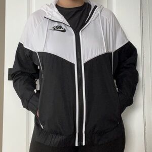 Nike Women’s Windbreaker Jacket Size M Black & White